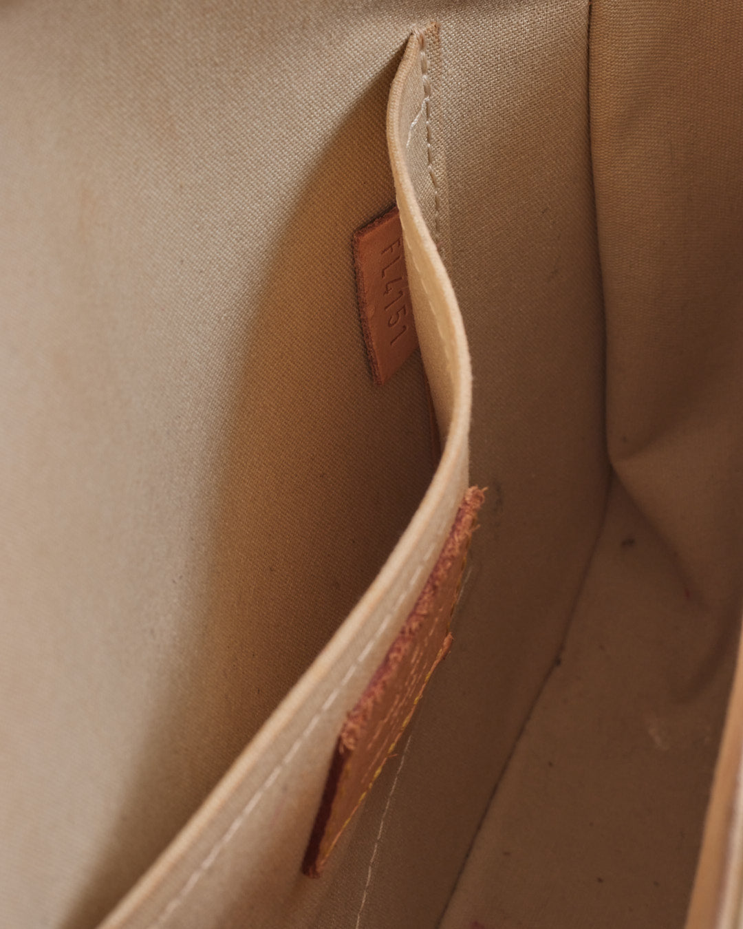 Sac à bandoulière Louis Vuitton beige monogramme verni Bellflower