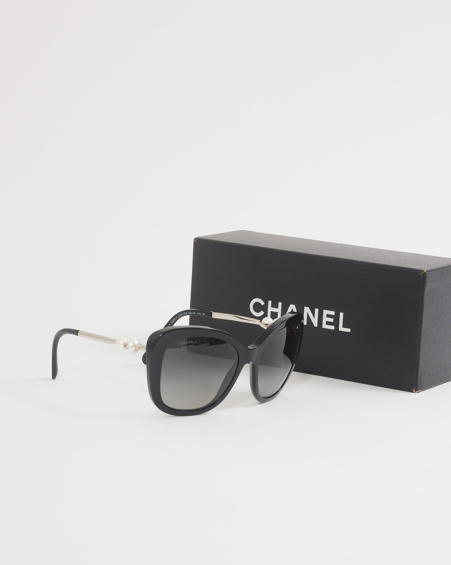 Lunettes de soleil à détails entrelacés Chanel Black Pearl CC