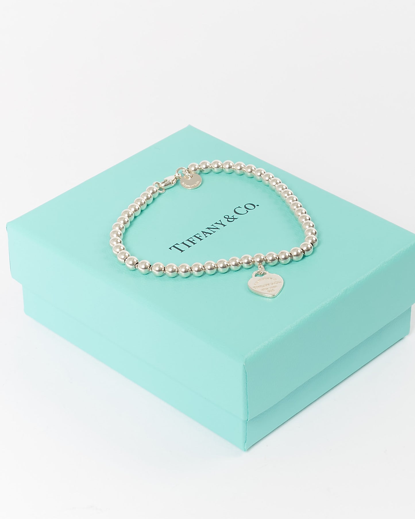 Tiffany &amp; Co. Bracelet à perles en argent sterling avec étiquette en forme de cœur bleu