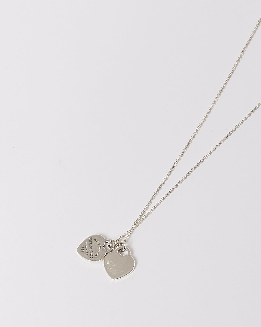 Tiffany &amp; Co. Collier pendentif double étiquette cœur en argent sterling