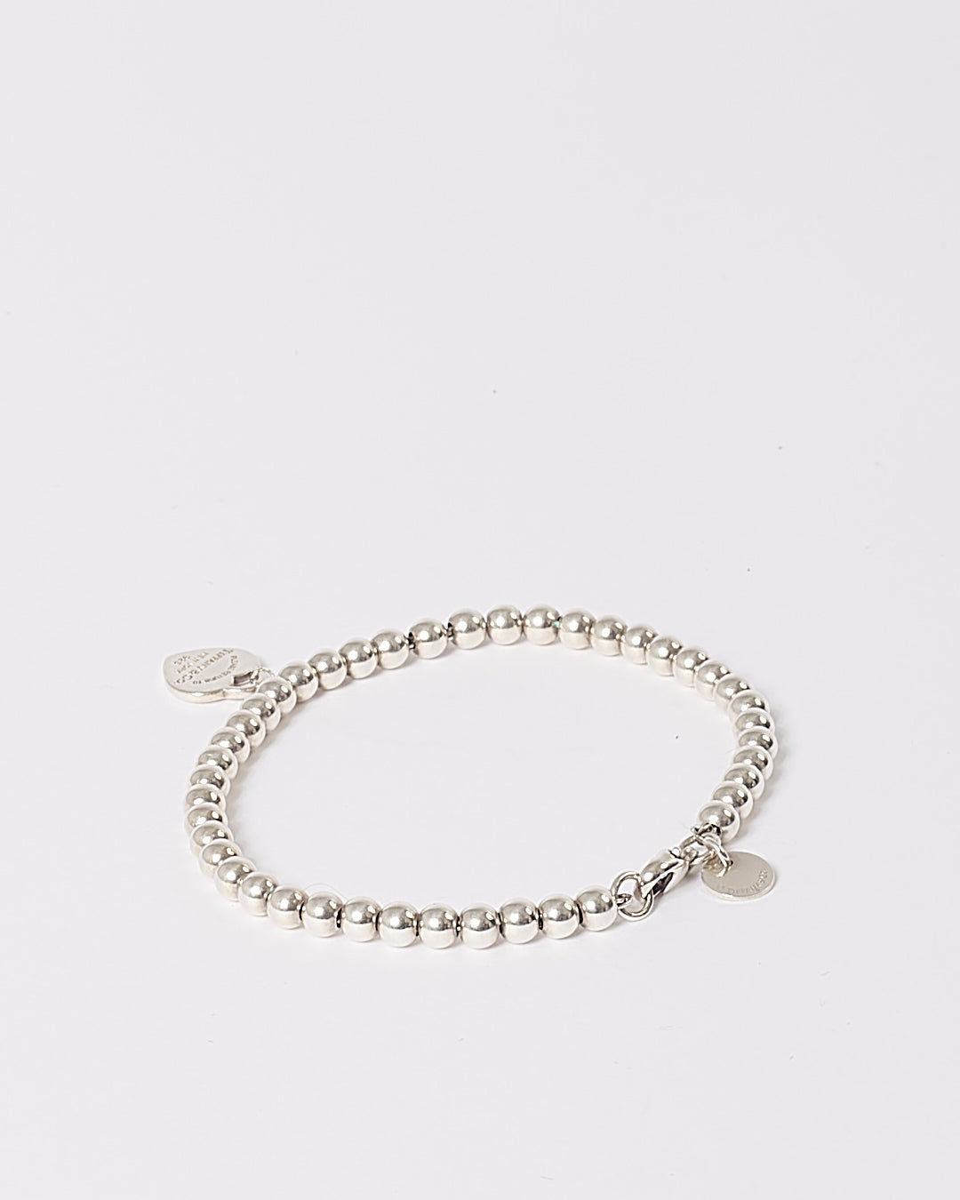 Tiffany &amp; Co. Bracelet à perles avec pendentif en forme de cœur en argent sterling