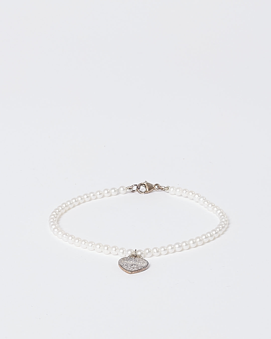 Tiffany &amp; Co. Bracelet pendentif en argent sterling et perles avec étiquette en forme de cœur