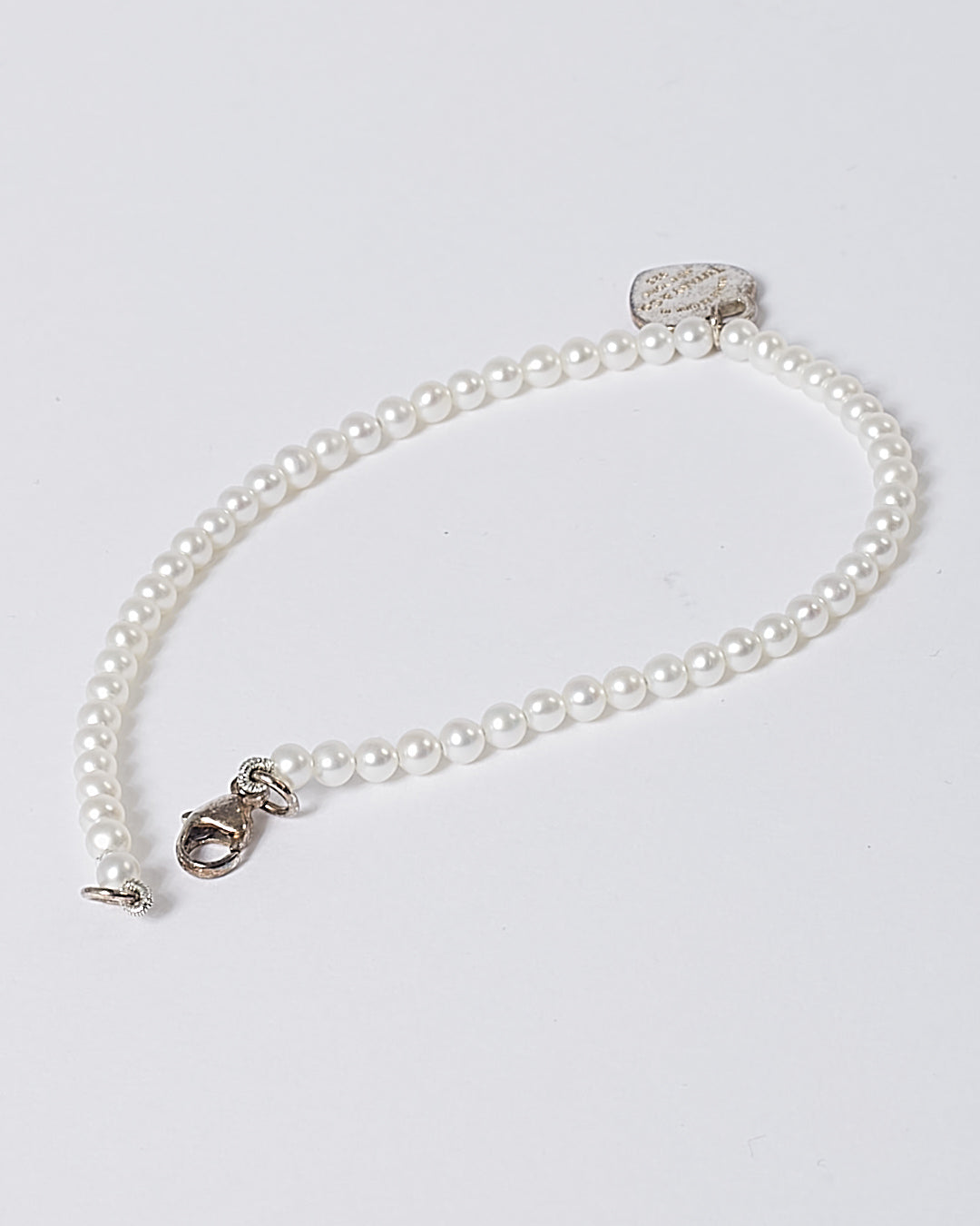 Tiffany &amp; Co. Bracelet pendentif en argent sterling et perles avec étiquette en forme de cœur