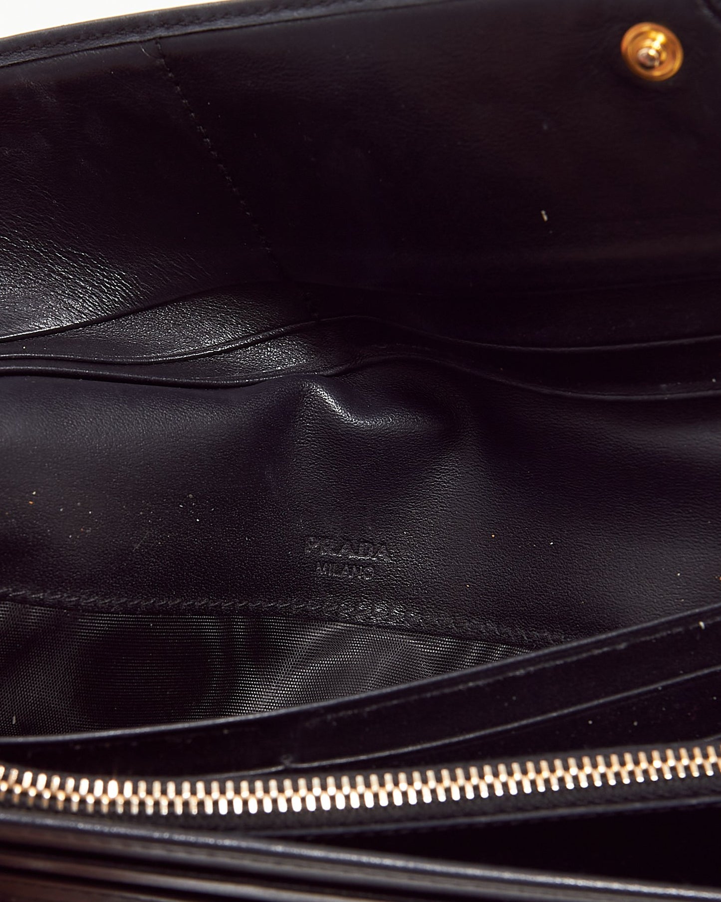 Portefeuille continental à rabat matelassé en nylon noir Prada