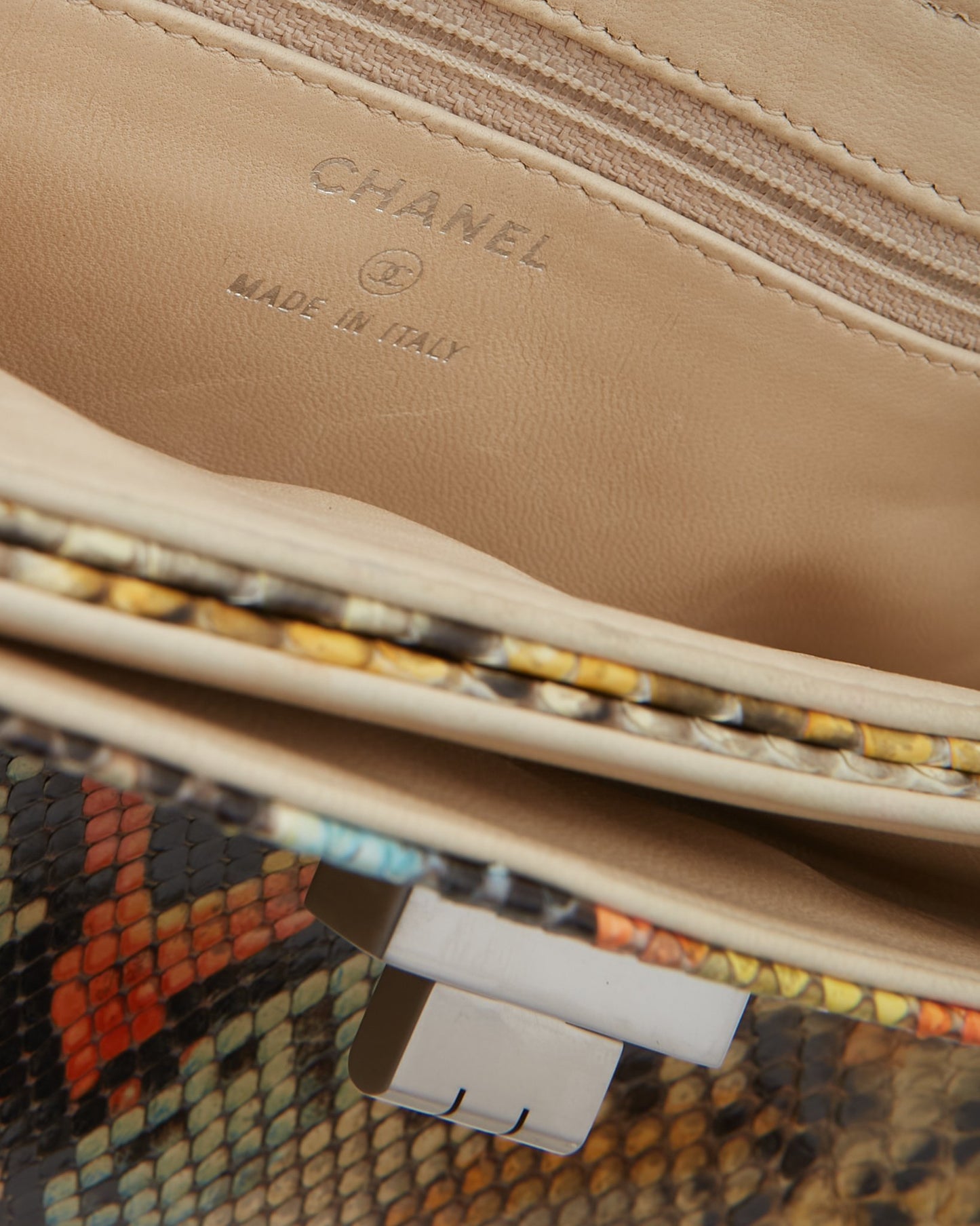 Pochette Chanel réédition python multicolore