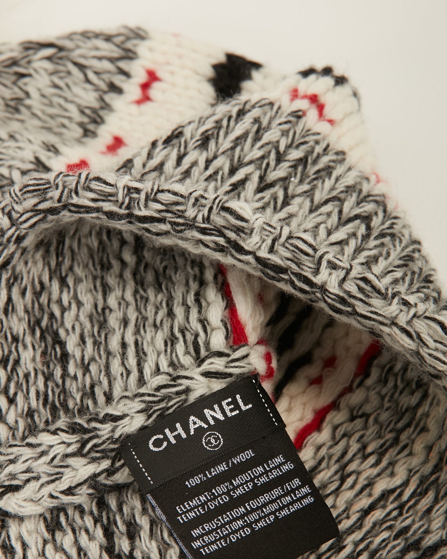 Chapeau à pompon en peau de mouton retournée Beenie en laine noir/blanc Chanel