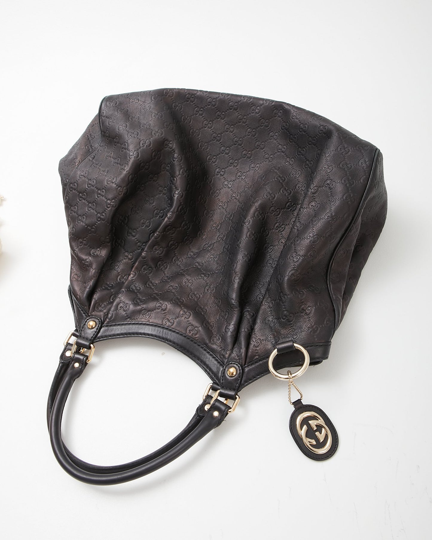 Grand sac fourre-tout Sukey en cuir noir avec logo GG Gucci