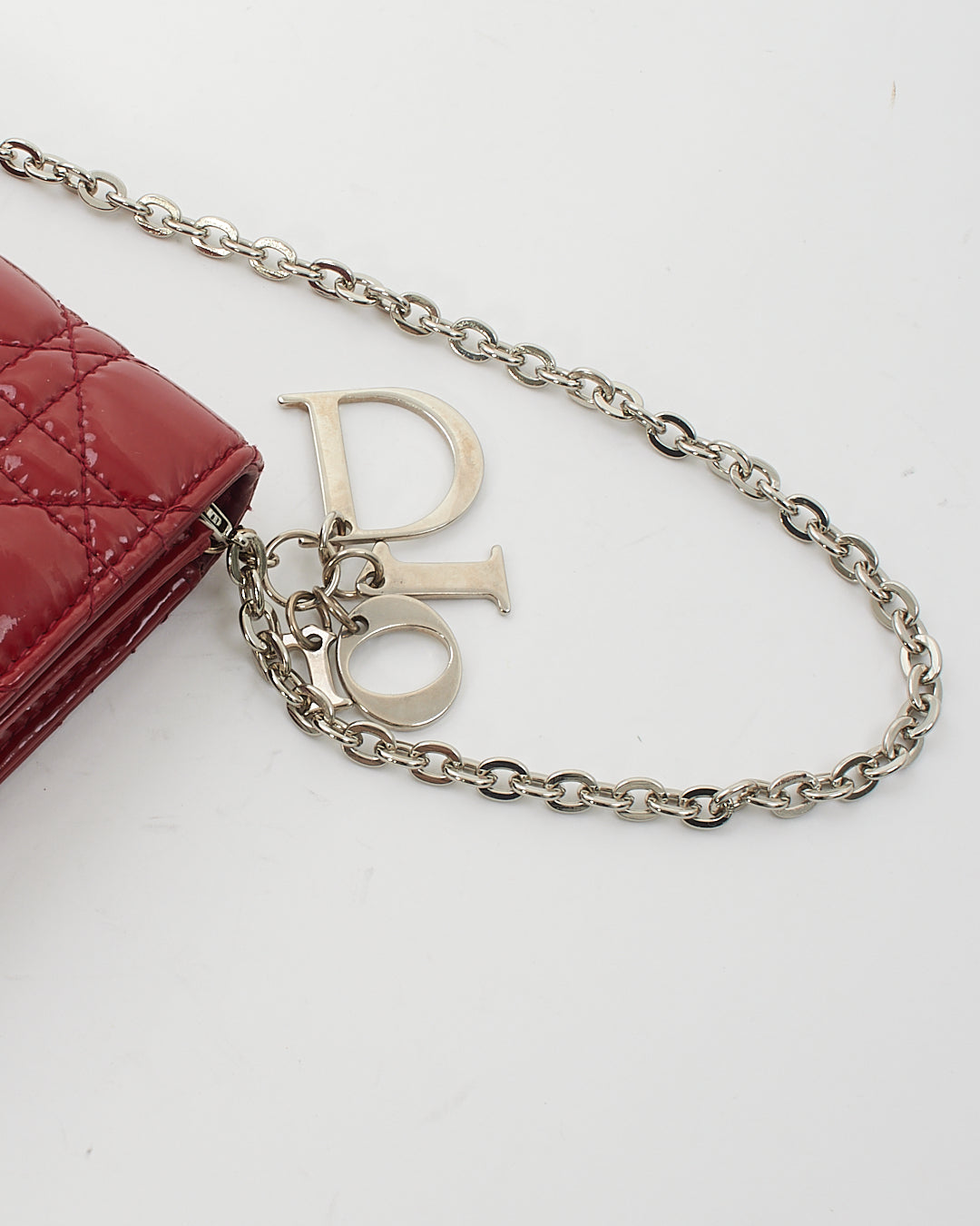 Pochette à chaîne Lady Dior en cuir verni Cannage rouge Dior