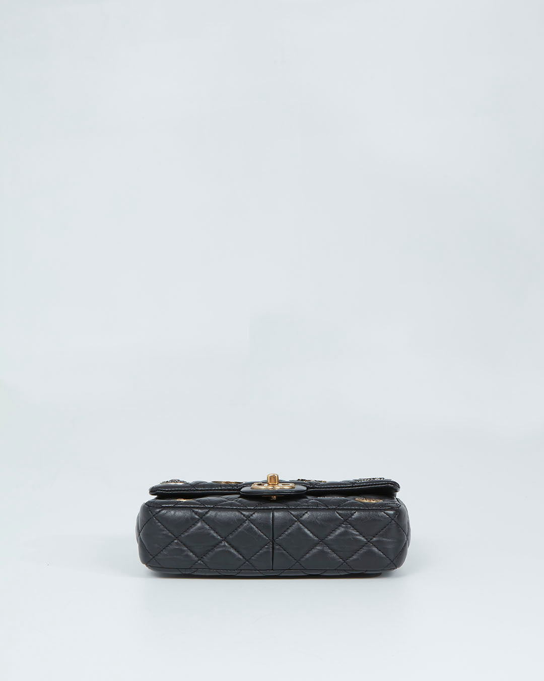 Mini sac à rabat médaillon en cuir de veau vieilli noir Chanel